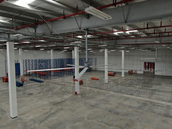 為什么廠房要安裝工業(yè)大風(fēng)扇通風(fēng)降溫呢？