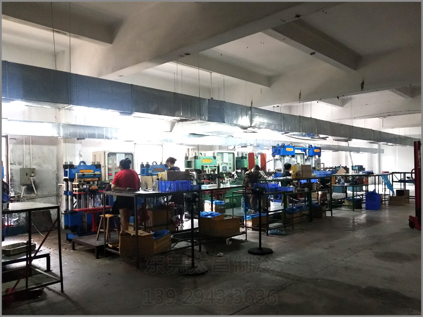 樟木頭吸盤廠車間降溫工程,環(huán)?？照{(diào),車間降溫,大型空調(diào),廠房降溫,潤(rùn)東方環(huán)?？照{(diào)